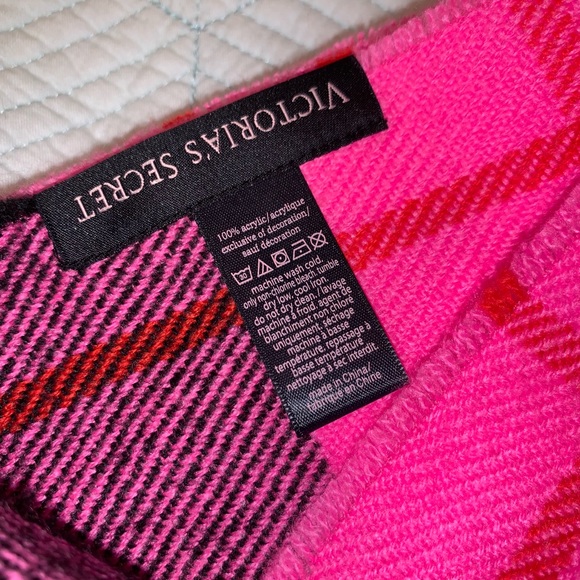 Victoria’s Secret Plaid Scarf - NWOT - Picture 4 of 4